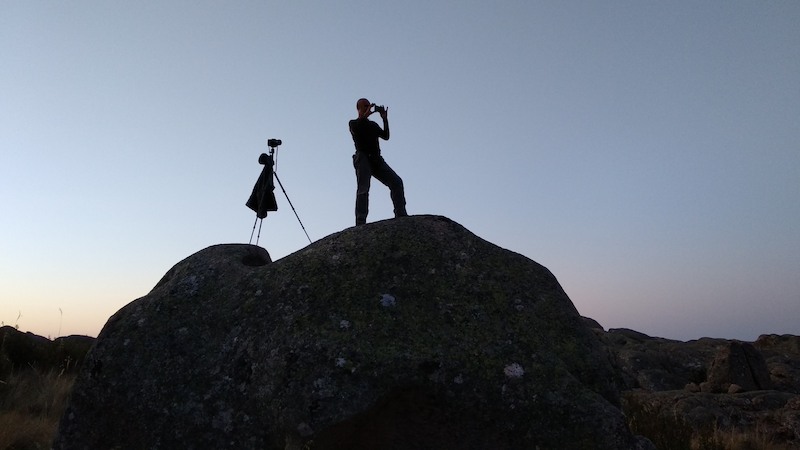 Julio Serrano sacando fotos con cámara y trípode en La Pedriza
